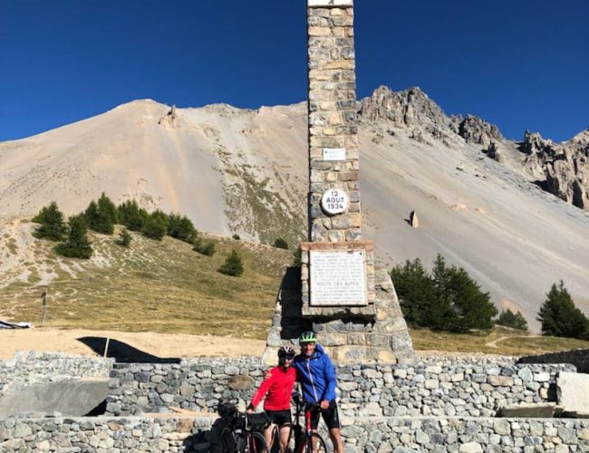 Les deux vélos rouges au sommet