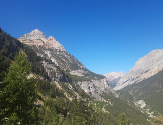 La vallée étroite, au pied du col de l'Échelle