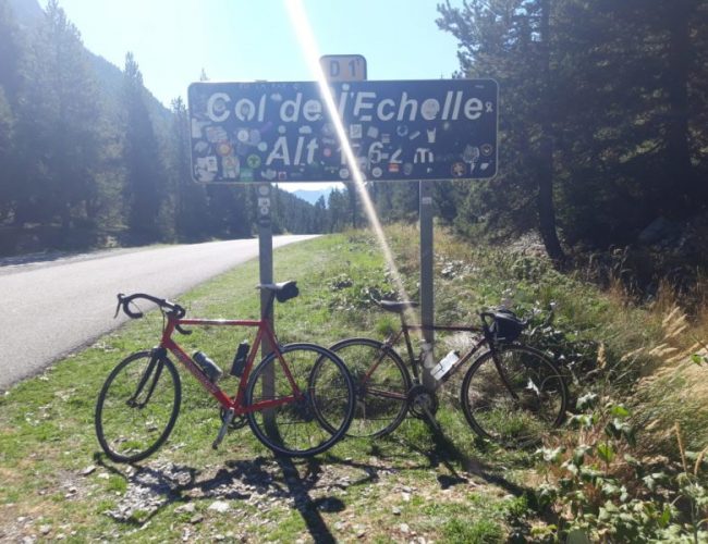 Les 2 vélos rouges, sur le point de se séparer