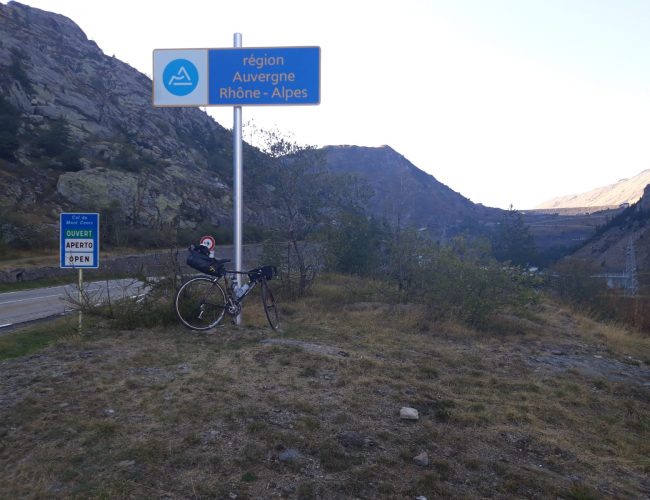 Passage de ma dernière frontière du jour bien loin du col...