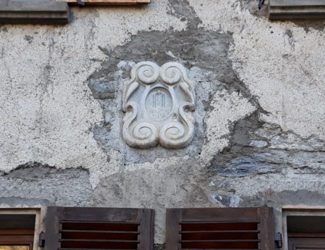 Les armoiries des chanoines de Saint-Bernard où figurent les deux colonnes Joux, une pour le petit et une pour le grand... on parle ici de Saint-Bernard 😉