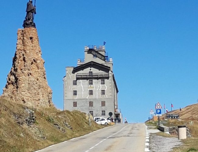 L'hospice du Petit Saint-Bernard et le monument à Saint-Bernard de Menthon.