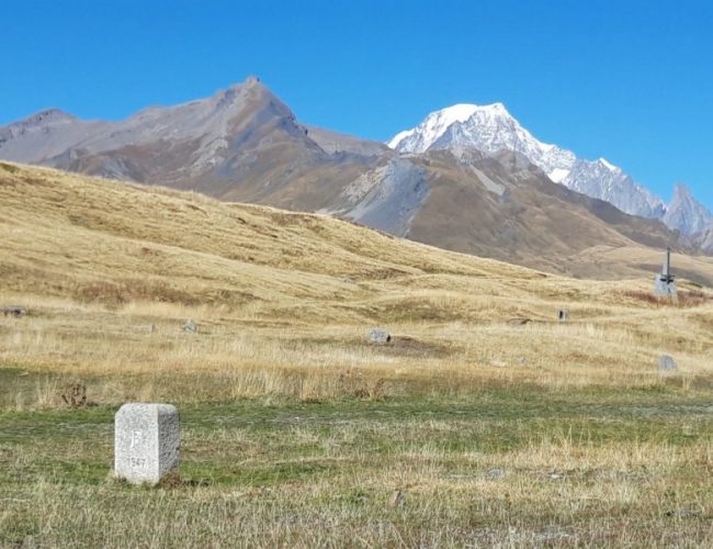 La borne frontière sous le regard du roi des Alpes...