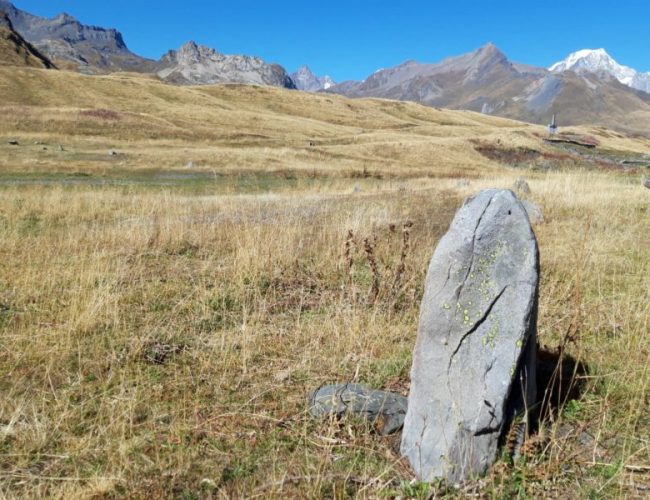 Un Cromlech à plus de 2000 m. d'altitude. La présence humaine est attestée au col depuis.... -3300 ans.