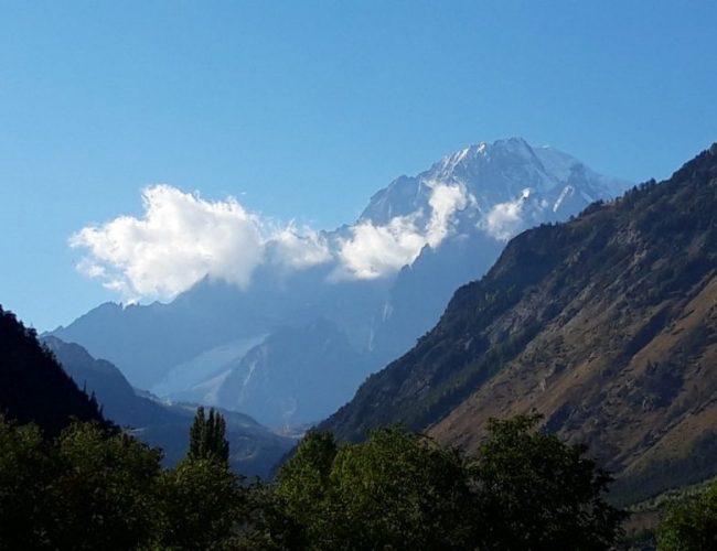 Le versant italien et quasi himalayen du Mont-Blanc, avec ses arêtesdu Brouillard et de Peuterey...