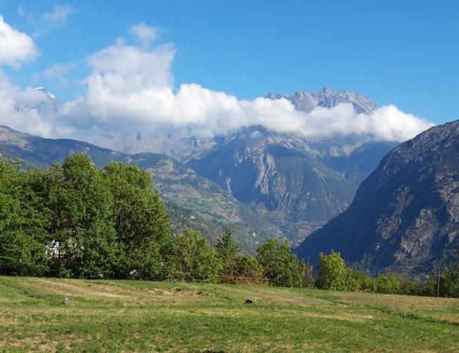 Le mont Velan et le Grand Combin annoncent la frontière Suisse