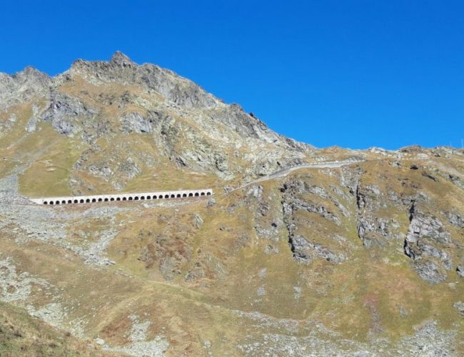 Le paravalanche aux ouvertures voûtées et le mur de soutènement perché