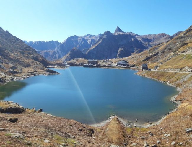 Le Lac et le monument à Saint-Bernard