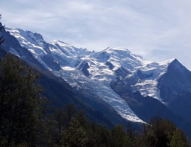 Les glaciers des Bossins et de Taconnaz font encore semblant de chatouiller la forêt, mais comme ils sont loin du fond de la vallée, à présent !