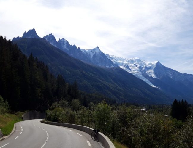 Avec le petit vélo rouge