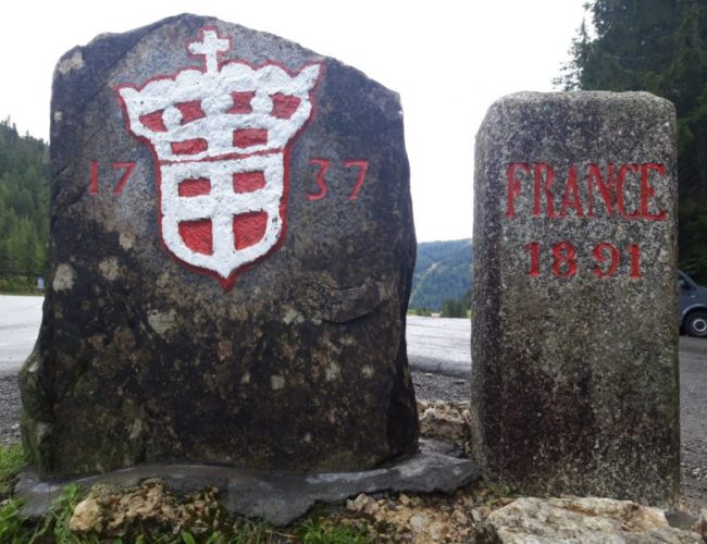 La plus vieille borne frontière du parcours entre la confédération helvétique et le Royaume de Piémont-Sardaigne...