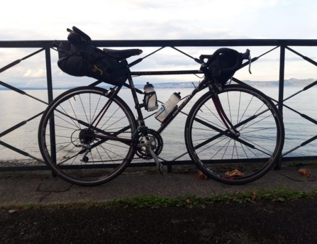 Un petit vélo rouge bien fatigué mais toujours vaillant !