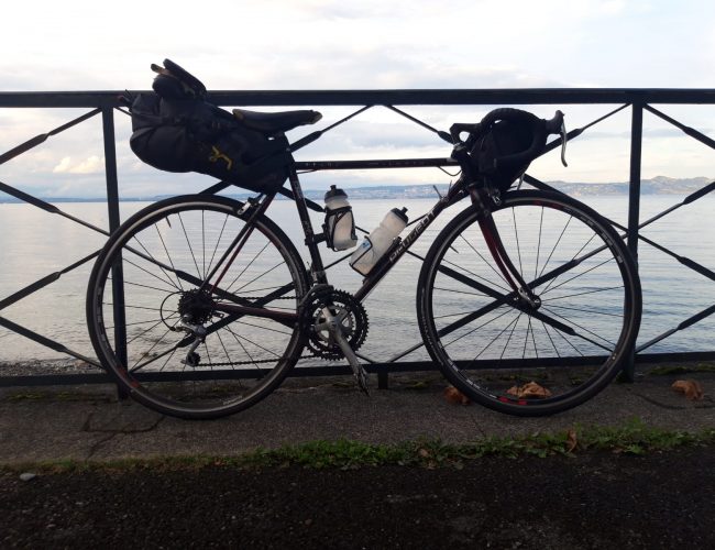 Un petit vélo rouge bien fatigué mais toujours vaillant !